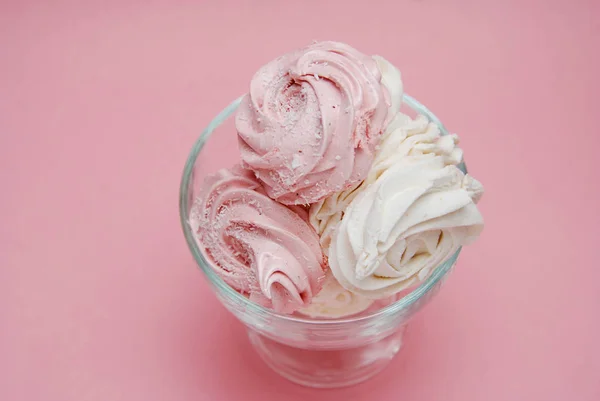Close Up Pink Marshmallows de fresa casera o Zephyr. Desierto rosa sobre fondo rosa. Copiar espacio . — Foto de Stock