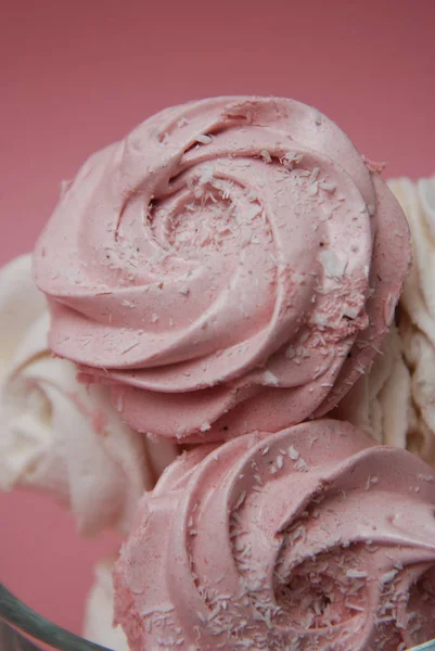 Nahaufnahme rosa hausgemachte Erdbeer-Marshmallows oder Zephyr. rosa Wüste auf rosa Hintergrund. Kopierraum. — Stockfoto