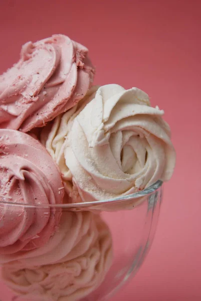 Close Up Pink Marshmallows de fresa casera o Zephyr. Desierto rosa sobre fondo rosa. Copiar espacio . — Foto de Stock
