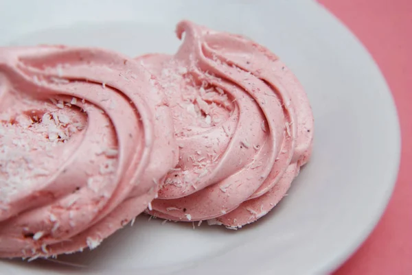 Marshmallows caseiros cor-de-rosa ou Zephyrin White Plate. Deserto de morango rosa sobre fundo rosa. Espaço de cópia . — Fotografia de Stock