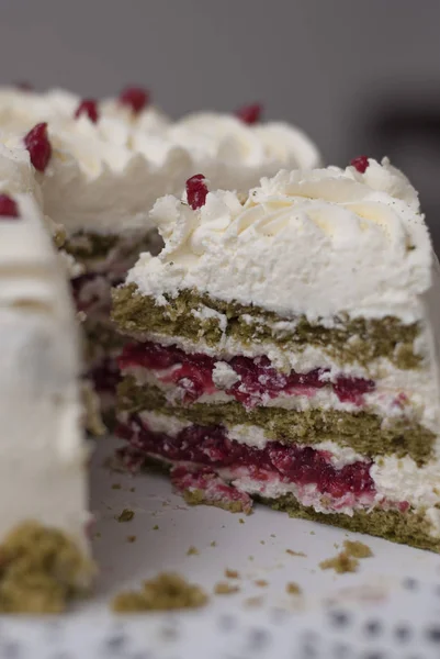 Pedaço de bolo de morango colorido Matcha com creme branco e chá verde, na placa preta. Receita de bolo caseiro exclusivo . — Fotografia de Stock