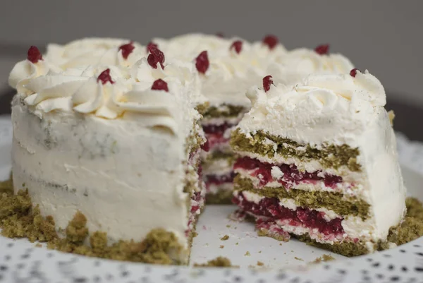 Pedaço de bolo de morango colorido Matcha com creme branco e chá verde, na placa preta. Receita de bolo caseiro exclusivo . — Fotografia de Stock