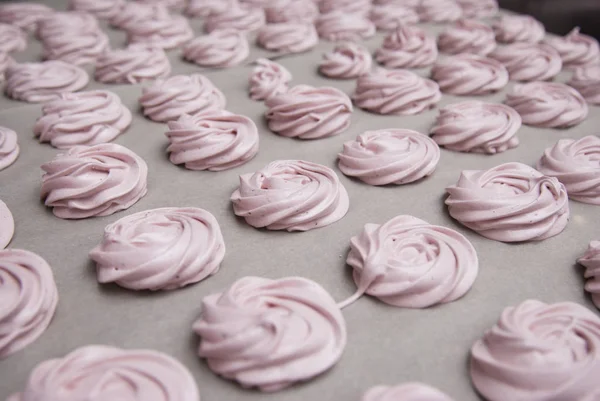 Ibišek, pusinky, Zephyr pečení papír k sušení. Růžové dezertní s jahodou. Proces krok za krokem. — Stock fotografie
