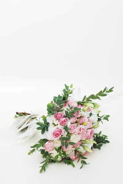 Buchet de trandafiri, alstroemerie, crizanteme și Eustoma izolat pe fundal alb. Imagine verticală cu spațiu de copiere . — Fotografie, imagine de stoc