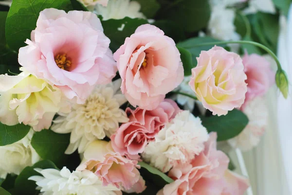 Bouquet of Fresh Summer Eustoma Flower Arrangement or Composition, Close Up. Greeting Floral Spring Background. — Stock Photo, Image