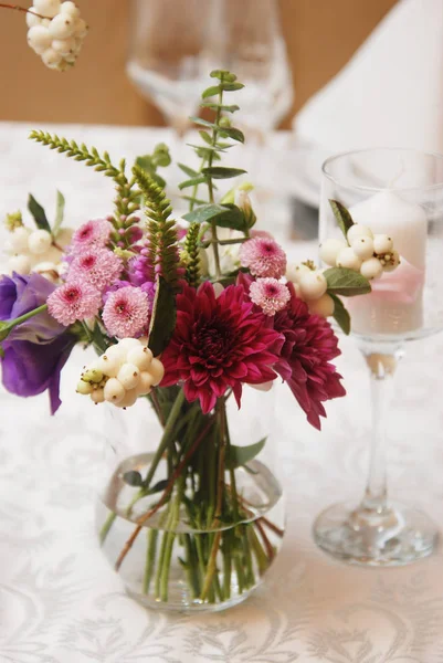 Esküvői asztal üveg váza szép rózsaszín virágok. virág elrendezése vagy összetétele. Függőleges kép. — Stock Fotó