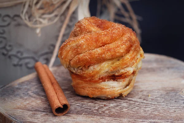 Caseiro assado Rolls ou Buns com canela em pó, fundo de madeira rústico. Conceito de padaria. Rolos de canela doce como sobremesa. Close-up — Fotografia de Stock