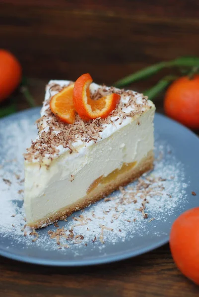 Torta di formaggio con pezzi di mandarino su fondo grigio su tavolo di legno con frutta mandarina. Imge verticale . — Foto Stock