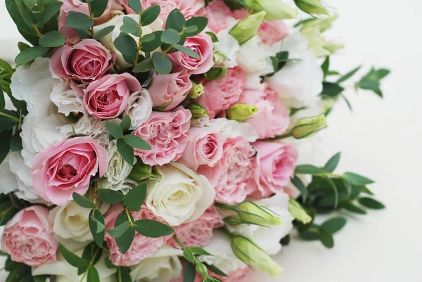 Close-up of Bouquet of Freshly Pink and White cut Beautiful Garden Roses. Bride or Wedding Bouquet. — Stock Photo, Image