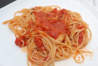 İtalyan Spagetthi Bolognese domates sosu beyaz plaka izole baharatlı.