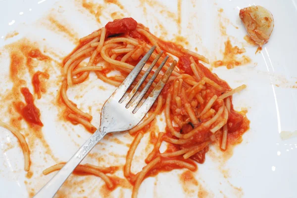 Comer espaguetis con salsa de tomate caliente en plato blanco con tenedor. Cena. Comida . — Foto de Stock
