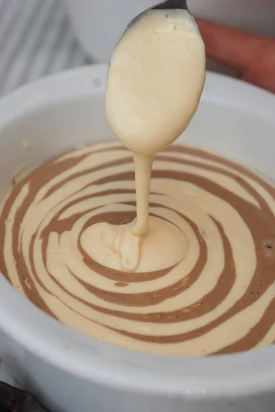 Sıvı çikolata ve beyaz hamur krep için karıştırma. Çikolatalı hamur pasta için. Üstten Görünüm. yemek yapma. — Stok fotoğraf