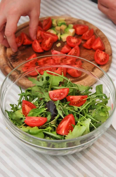 Processo de preparação de salada saudável. Tomate vermelho em tábua de madeira. Processo de preparação de salada saudável. Fundo da cozinha . — Fotografia de Stock