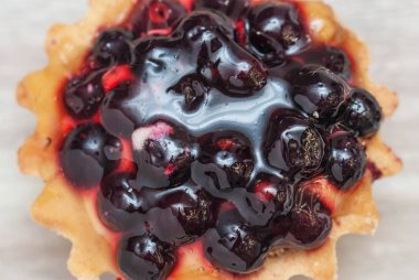 Meyve veya Berry Tarttlet ya da tatlı için içeriye yüklenir. Krem ve meyveleri tatlı sepetle. Üstten Görünüm.