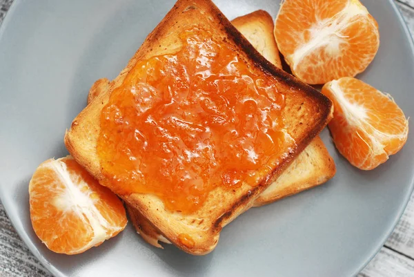 Taze tost ile ev yapımı turuncu gri plaka üzerinde ahşap arka plan üzerinde reçel.. — Stok fotoğraf