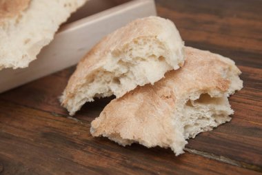 Koyu renkli rustik ahşap tablo üzerinde pide. Georgean geleneksel ekmek. Bakerry gıda kavramı. Dikey görüntü.