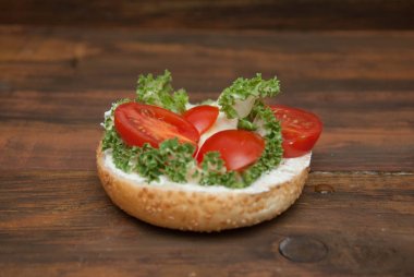 Hamburger yemek süreci adım adım. Yarım Burger taze Letuce yaprakları ve domates dilim, rustik ahşap zemin üzerine taze sebze ile sağlıklı ev yapımı.