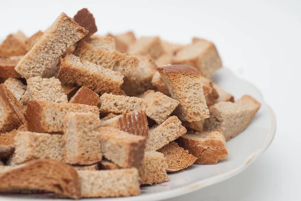 Close Up di cracker croccanti fatti in casa isolati su sfondo bianco in piatto bianco. cibo sano fatto in casa . — Foto Stock
