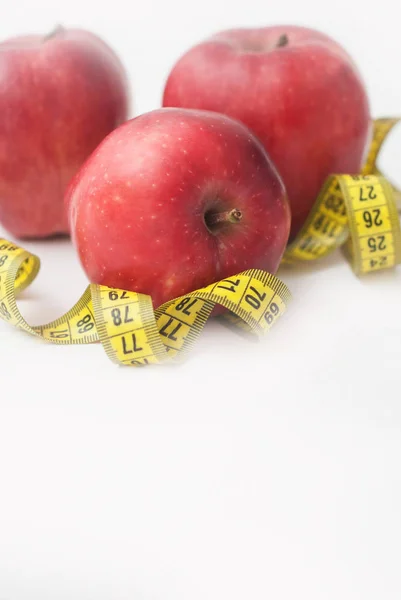 Red Apple with Measure Tape for Loose Weigh, diet and fitness with copy space . Isoalted on White Background. Vertical image. — Stock Photo, Image