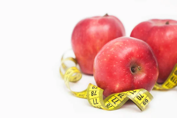 Primer plano del medidor de medición con manzanas rojas aisladas sobre fondo blanco con espacio de copia. La quema de grasa y el proceso de pérdida de peso. Concepto de dieta y fitness . — Foto de Stock