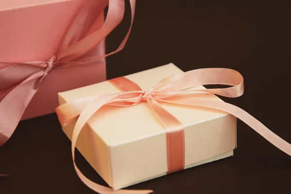 关闭礼品盒与粉红色弓孤立在棕色背景。礼物生日销售理念。复制文本空间. — 图库照片