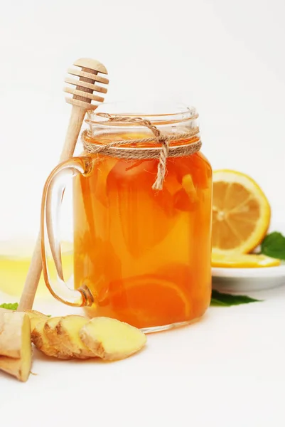ガラスのフルーツの紅茶飲料。生姜、レモン、蜂蜜。健康食品のコンセプトです。健康ドリンク. — ストック写真