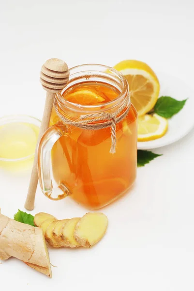 ガラスのフルーツの紅茶飲料。生姜、レモン、蜂蜜。健康食品のコンセプトです。健康ドリンク. — ストック写真