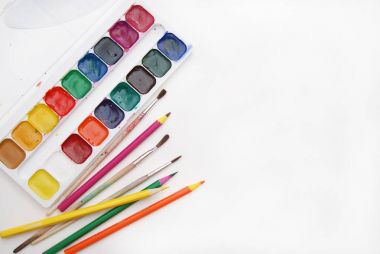 Çalışma Süreci Boş Kağıt Kağıt Kağıt, Suluboya Malzemeleri, Fırçalar ve Renkli Kalem Üst Görünümü. Suluboya resmin yaratılma süreci. Boşluğu kopyala.