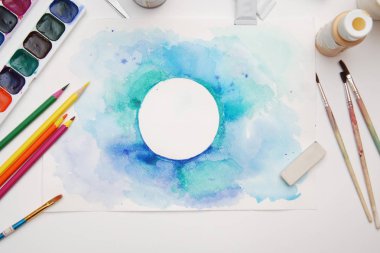 Çalışma Süreci Boş Kağıt Kağıt Kağıt, Suluboya Malzemeleri, Fırçalar ve Renkli Kalem Üst Görünümü. Suluboya resmin yaratılma süreci. Boşluğu kopyala.