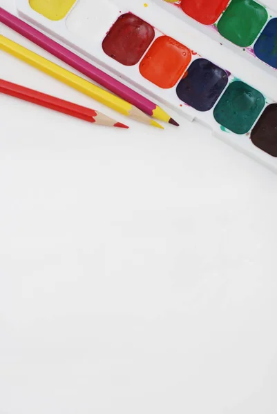 Vista dall'alto del processo di lavoro Blocco di carta ad acquerello vuoto, forniture di pittura ad acquerello, pennelli e matita colorata. Processo di creazione di pittura ad acquerello. Copia spazio. — Foto Stock