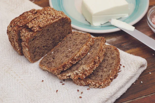 씨의 전체 곡물 빵 아침 식사입니다. 휘트니스 다이어트 빵 버터와 슬라이스입니다. 나무 보드. — 스톡 사진