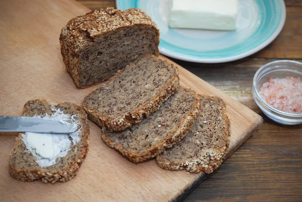 씨의 전체 곡물 빵 아침 식사입니다. 휘트니스 다이어트 빵 버터와 슬라이스입니다. 나무 보드. — 스톡 사진