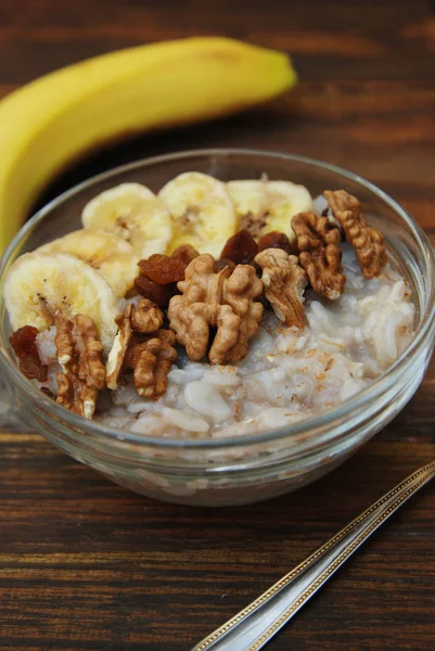 Vista superior de un Granola Bowl, Muesli con avena, frutos secos y frutas secas en la mesa de madera. Bannana, nueces, frutas. Desayuno saludable. Dieta . —  Fotos de Stock