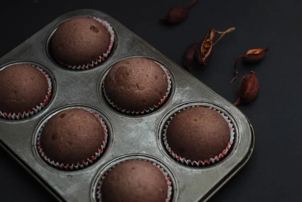 Στενή επάνω ψημένα Homebaked Muffins σοκολάτας για γλυκό με χρωματιστές Conffeti. Σκούρο φόντο. — Φωτογραφία Αρχείου