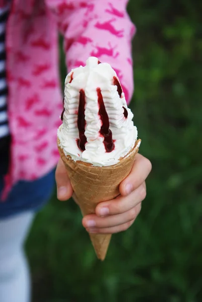 Girl 's Hand Holding Wafer Cone Strawberry Ice Cream (dalam bahasa Inggris). Tutup. Latar Belakang Berkedip Hijau . — Stok Foto