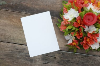 Beyaz Wmpty boş kağıt güzel Alstroemeria çiçek rustik ahşap masa