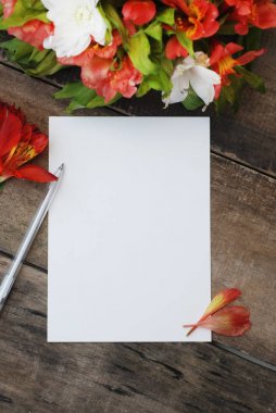 Beyaz boş boş kağıt güzel Alstroemeria çiçek rustik ahşap masa