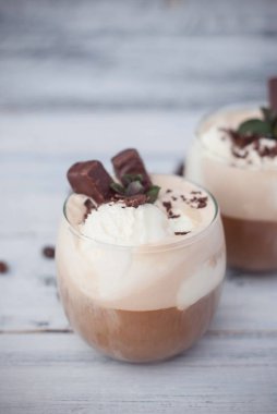 Buzlu Mocha Frappe kahve kırbaç krem, yaz kez içme. Kahve çekirdekleri. rustik ahşap arka plan dokulu. Nane yaprakları