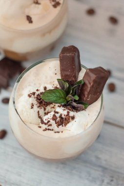 Buzlu Mocha kahve kırbaç krem, yaz kez içme. Kahve çekirdekleri. rustik ahşap arka plan dokulu. Nane yaprakları