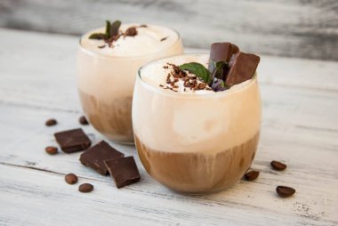 Buzlu Mocha kahve kırbaç krem, yaz kez içme. Kahve çekirdekleri. rustik ahşap arka plan dokulu. Nane yaprakları