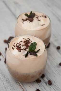 Buzlu Mocha kahve kırbaç krem, yaz kez içme. Kahve çekirdekleri. rustik ahşap arka plan dokulu. Nane yaprakları