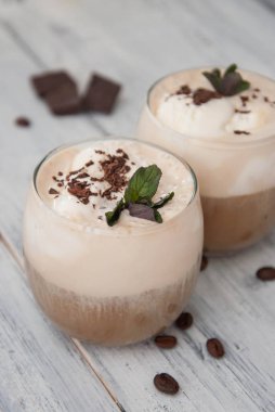 Buzlu Mocha kahve kırbaç krem, yaz kez içme. Kahve çekirdekleri. rustik ahşap arka plan dokulu. Nane yaprakları