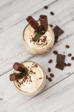 Buzlu Mocha Frappe kahve kırbaç krem, yaz kez içme. Kahve çekirdekleri. rustik ahşap arka plan dokulu. Nane yaprakları