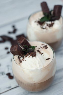 Buzlu Mocha Frappe kahve kırbaç krem, yaz kez içme. Kahve çekirdekleri. rustik ahşap arka plan dokulu. Nane yaprakları