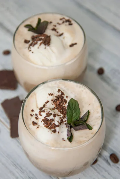 Café Mocha gelado com creme de chicote, horário de verão. Feijão de café. rústico texturizado fundo de madeira. Folhas de hortelã — Fotografia de Stock