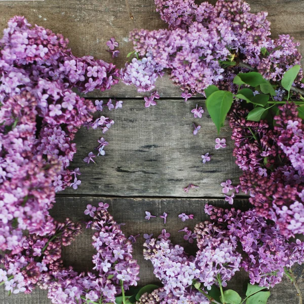 Tavaszi virág váz, lila csokor woth másol hely. rusztikus szerkezetű fedélzeten. Négyzet alakú képet. — Stock Fotó