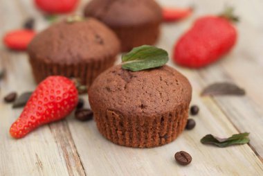 Çilek nane yaprakları üzerinde rustik gri arka plan kahvaltı çöl ile çikolatalı kek