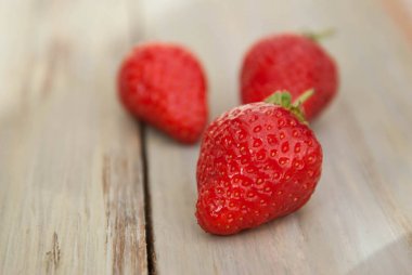Çilek ahşap arka plan üzerinde. Yaz veya bahar organik Berry Wood üzerinde. Isoalted Kopyala yapıştır ile.