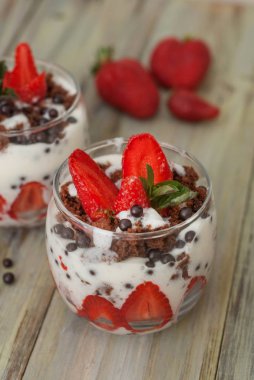 Cam beyaz Crea ile Çilekli pasta çilekli mans. Ev yapımı yaz tatlı beyaz rustik masada.