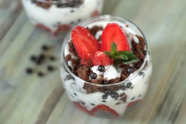 Cam beyaz Crea ile Çilekli pasta çilekli mans. Ev yapımı yaz tatlı beyaz rustik masada.